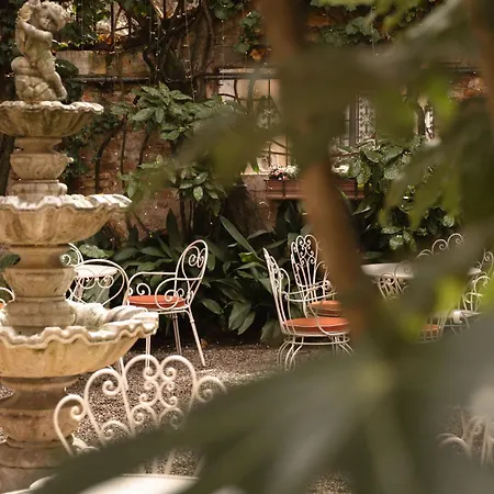 Hotell Flora - By Romanelli Family